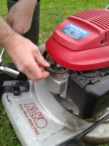 lawnmower maintenance spark plug 1 Lawnmower Wizard