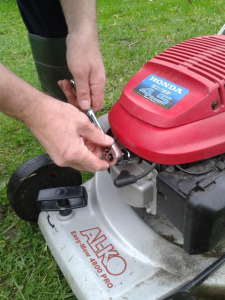 lawnmower maintenance spark plug 2 Lawnmower Wizard